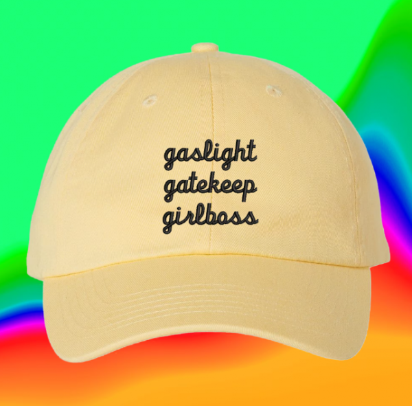 Topi dengan desain tumpukan kata-kata inspiratif